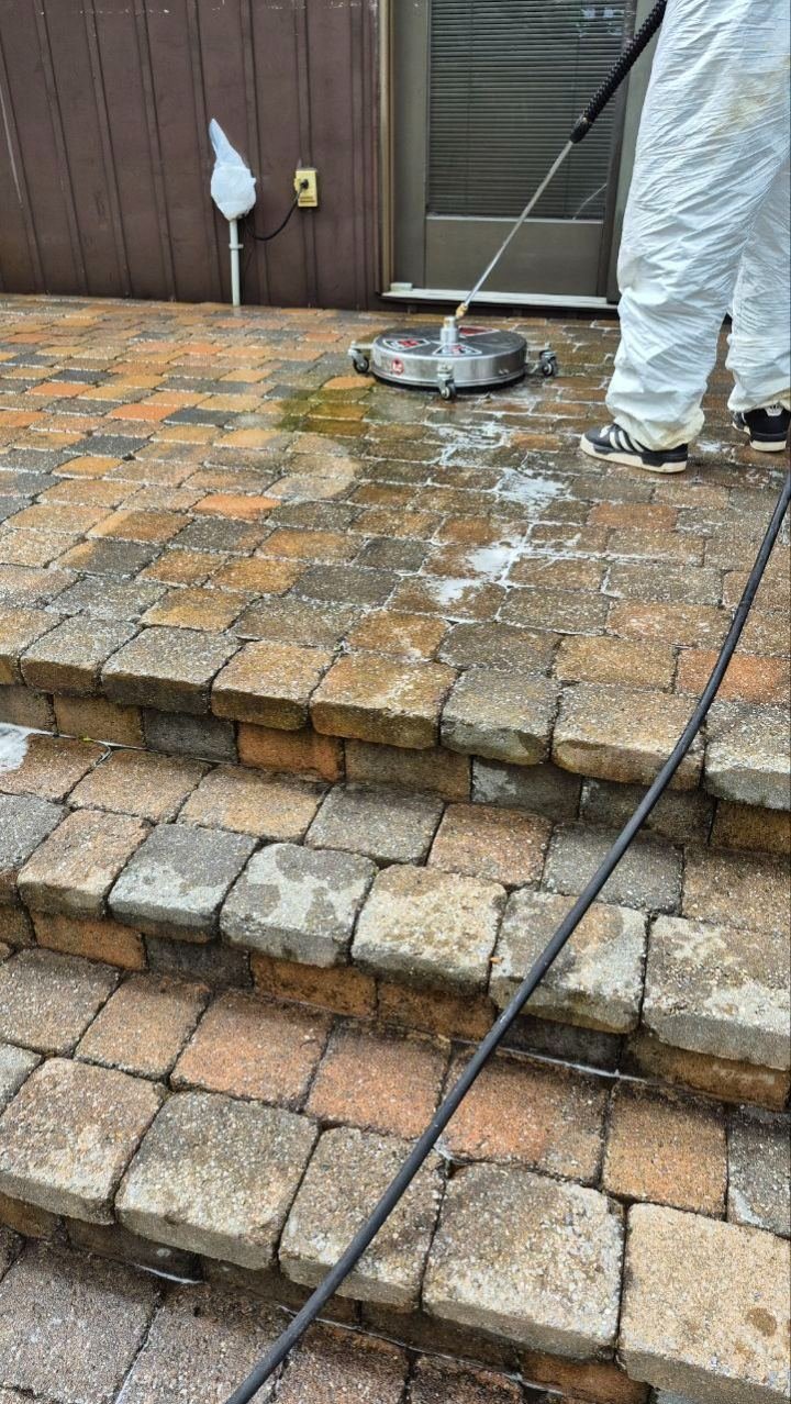 Lavage à pression de pavés-uni par un technicien QNett Services à Gatineau