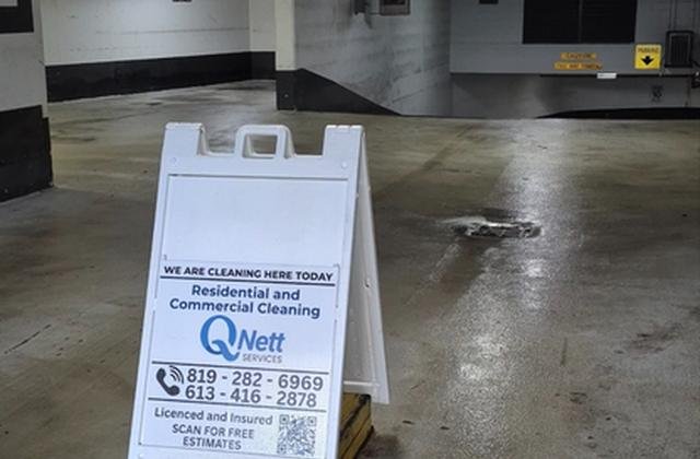 Panneau QNett Services sur un projet commercial